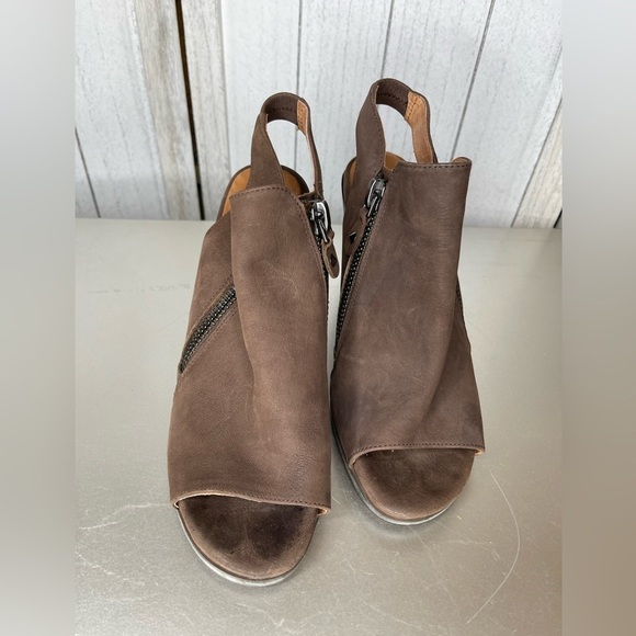 Gentle Souls Womens 8.5 Brown Comfort Block Peep Toe Heels Sandals - Picture 3 of 7